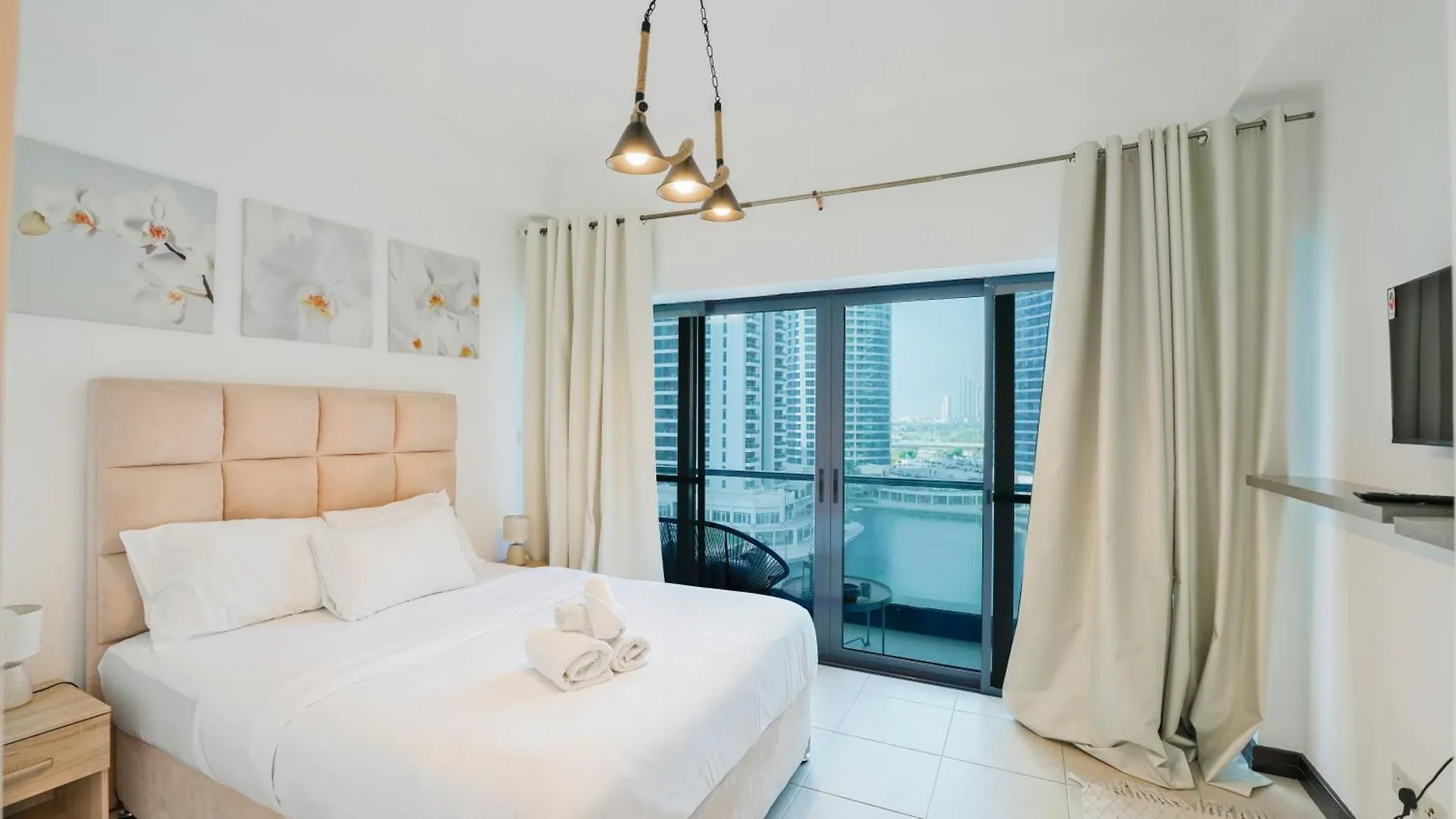 Amazing Lake Skyline View Cozy Apartment Dubai