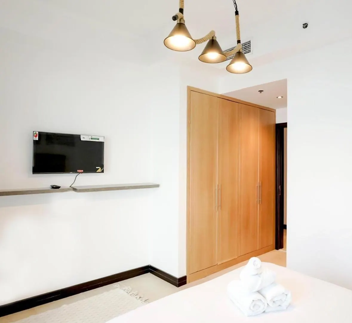 Amazing Lake Skyline View Cozy Apartment Dubai United Arab Emirates